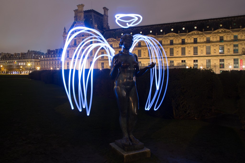 statues tuileries angel light painting
