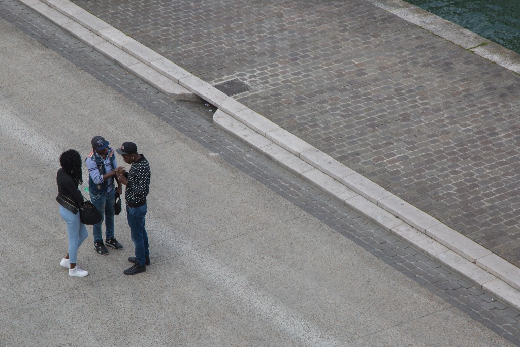 Jeunes en bord de seine