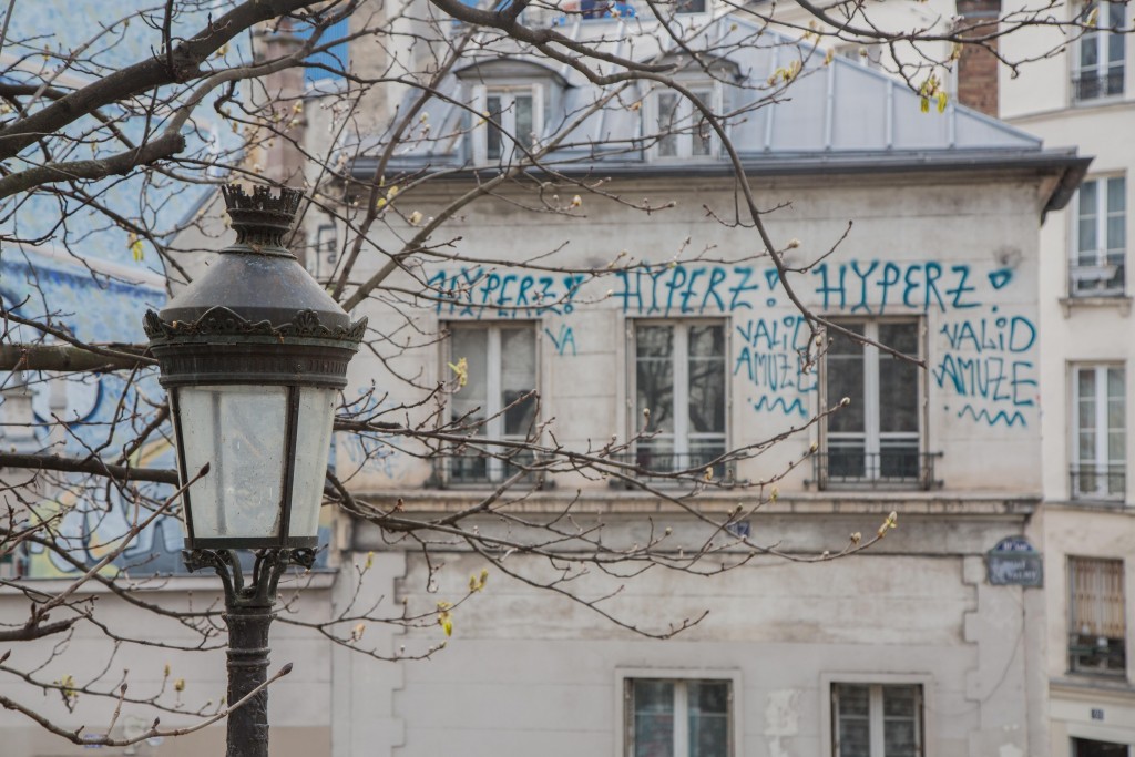 Lampadaire et immeuble taggué