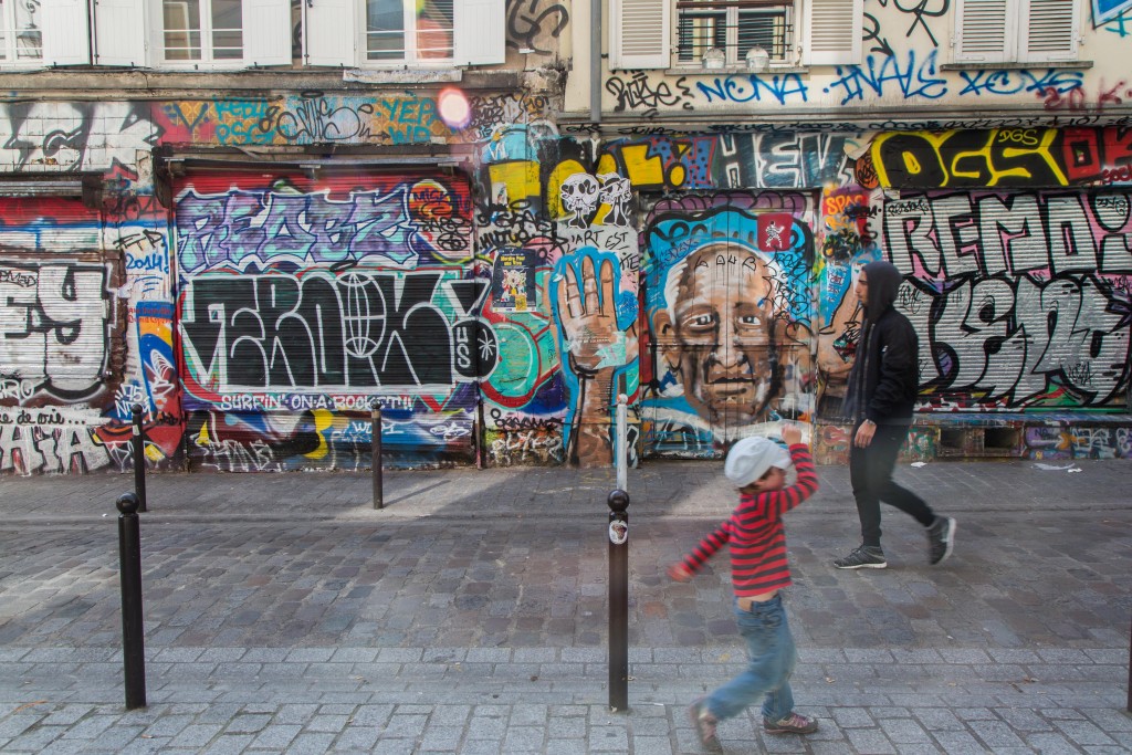 paris passants rue denoyez