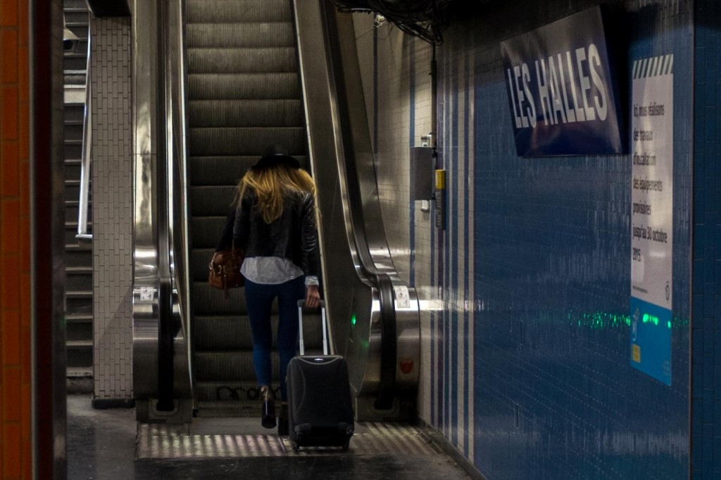 les halles - Femme avec valise