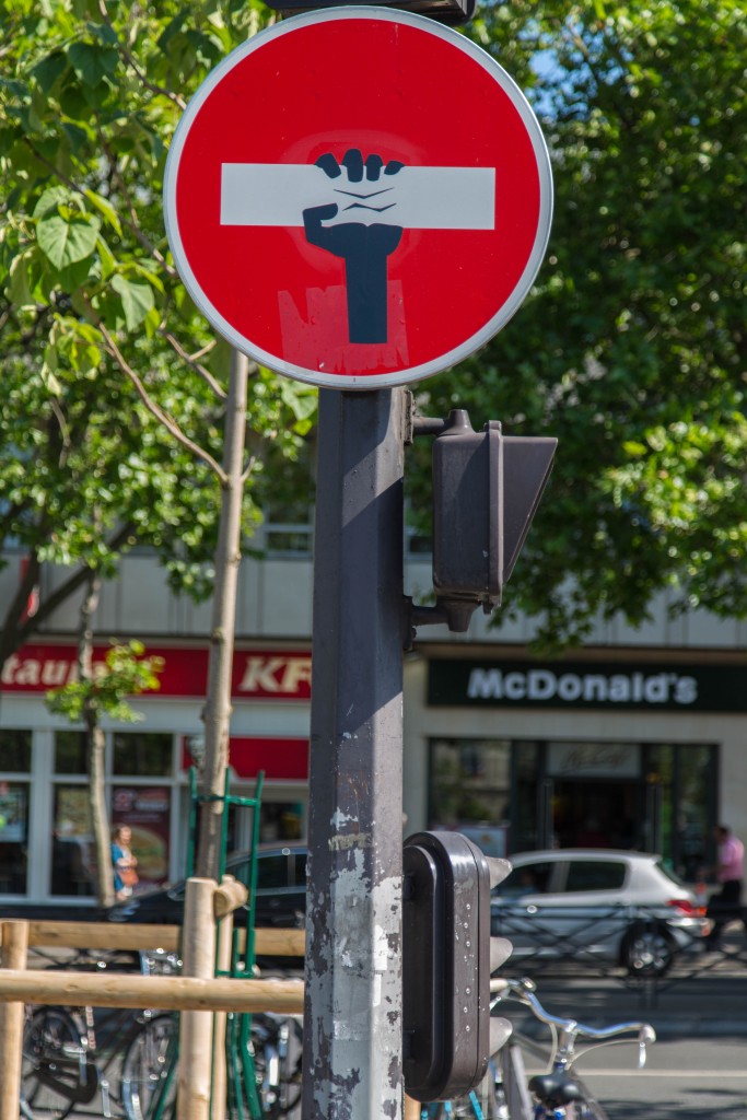 Street art Clet La main