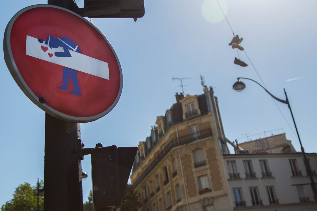 Street art Clet  Le policier amoureux