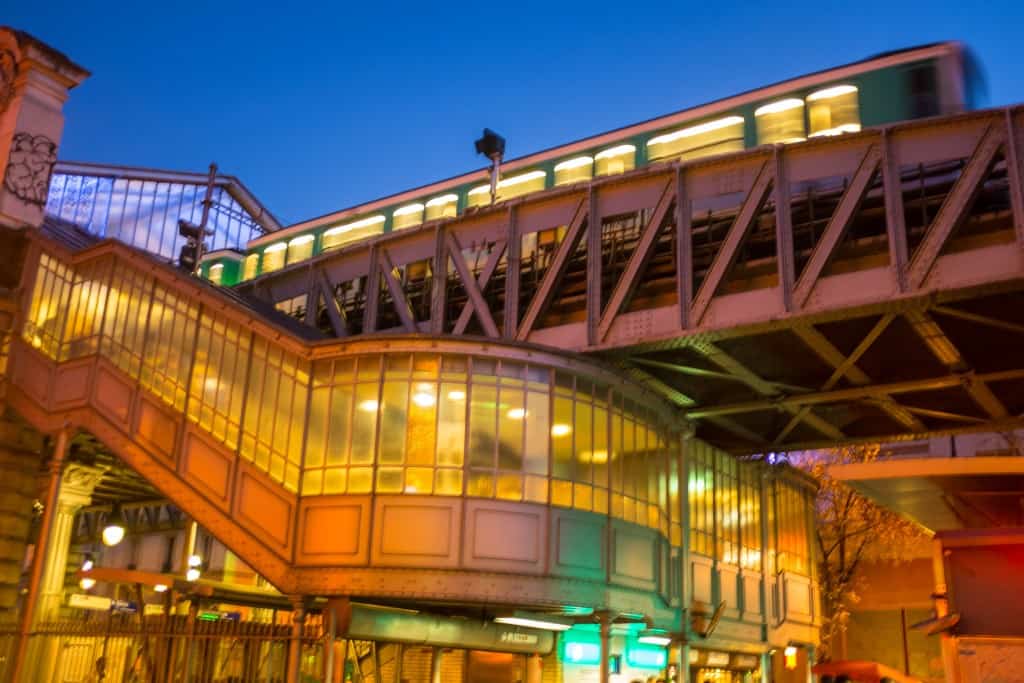 Métro by night