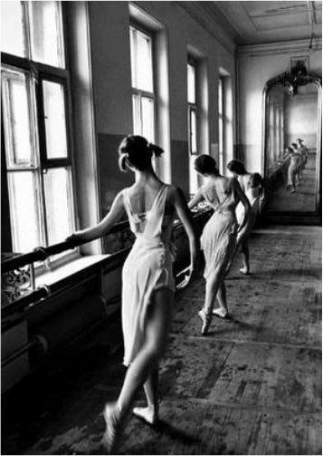 © Cornell Capa. Union soviétique. 1958. Moscou. L'école de ballet Bolshoi.