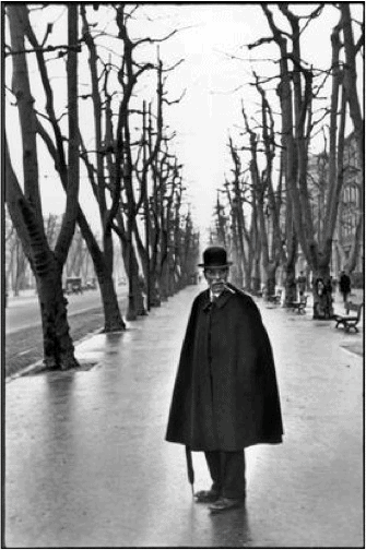 © Henri Cartier-Bresson / Magnum Photos. FRANCE. 1932. Marseille. L'allée du Prado.