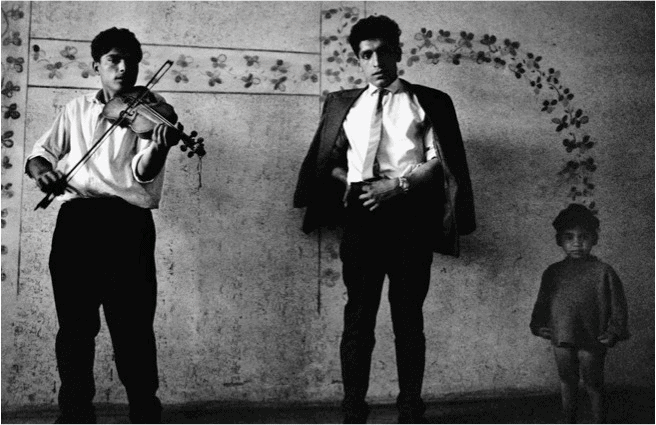 © Magnum Photos. Josef Koudelka / Magnum Photos. SLOVÉNIE. Kendice. 1966. Gitans.