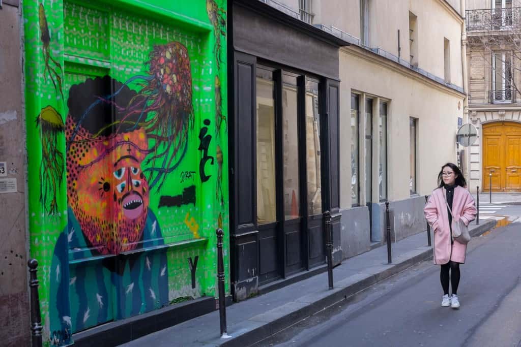 Street art et femme en rose