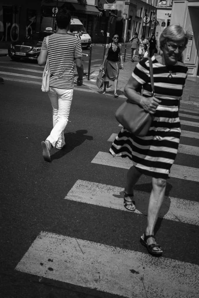 Un exemple de photo ou il a fallu être réactif. L'homme porte un haut rayé, la femme aussi et ils traversent un passage clouté qui fait un rappel de ces lignes.