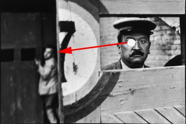 Illustration 4: Notez comment l'homme a la moustache regarde a gauche, ce qui amène l'attention sur l'homme situé vers la gauche