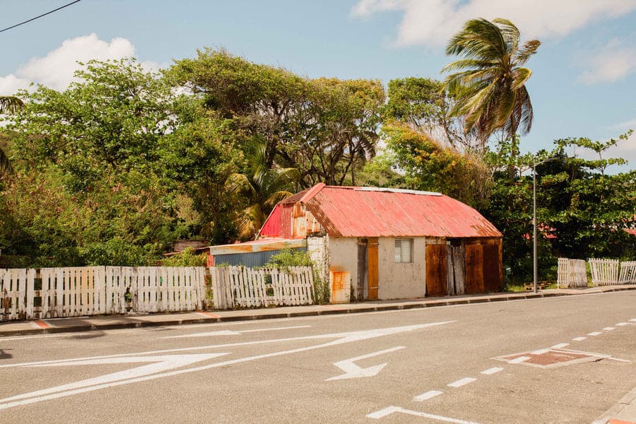 Case guadeloupéenne dans une ville