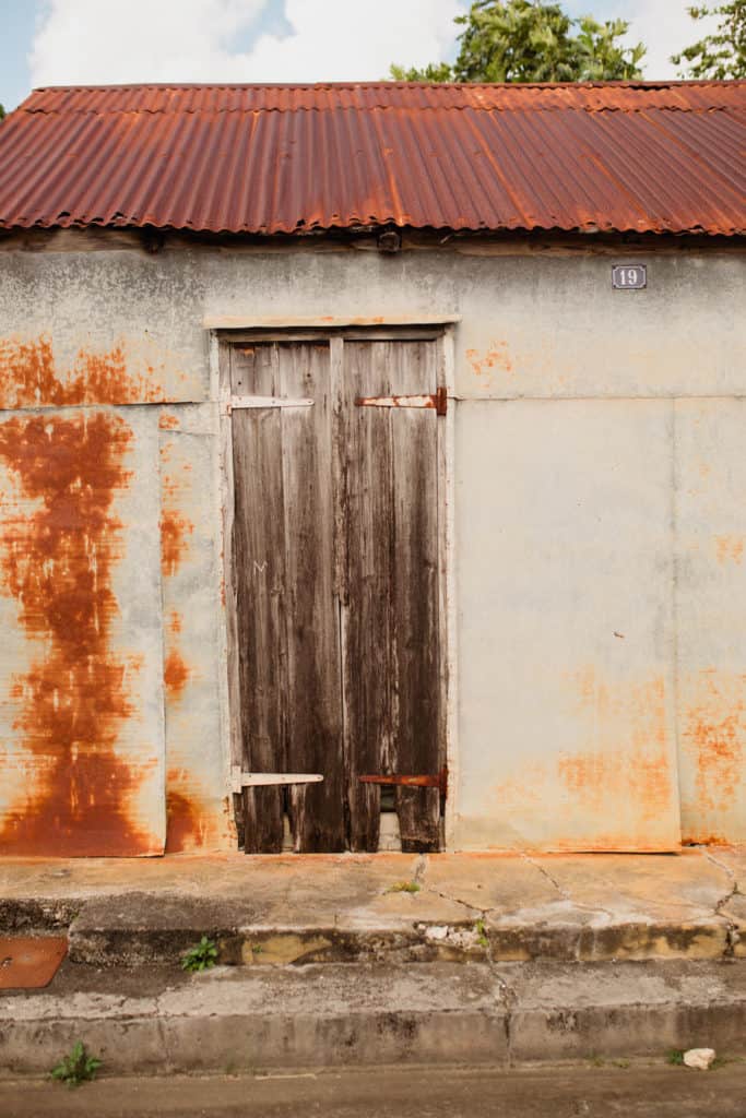 Un porte d'une case guadeloupéenne