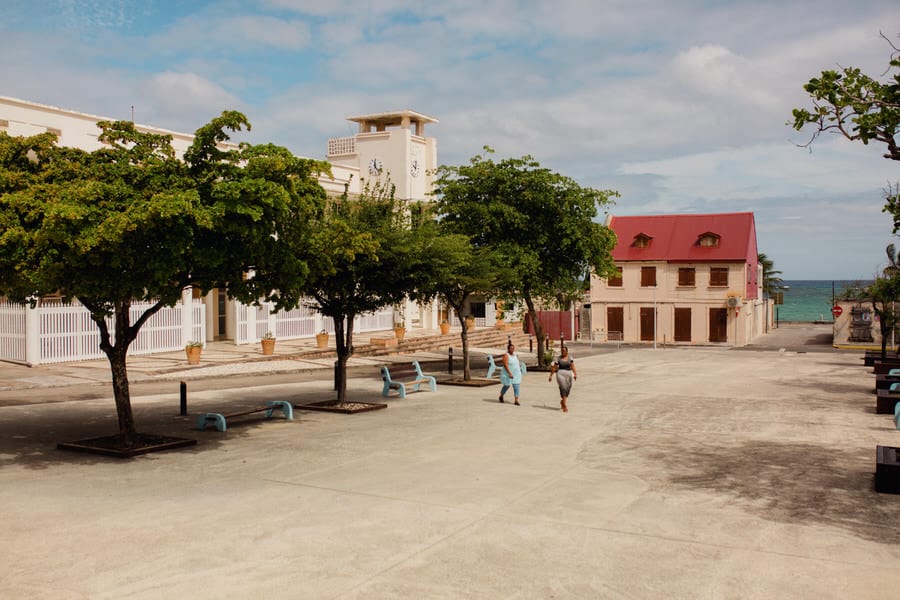 Des habitantes passent sur la place de la mairie